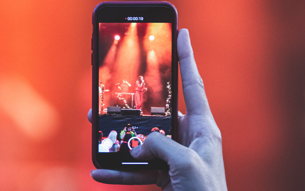 Mobiltelefon används för att filma en konsert